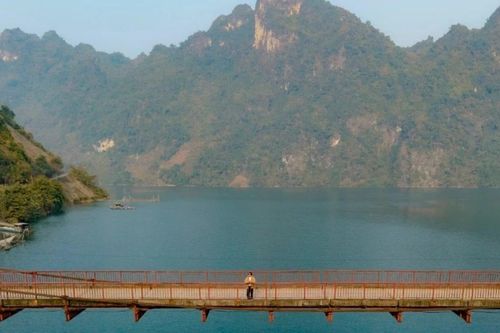 Cây cầu nhỏ giữa đại ngàn Điện Biên khiến du khách mê mẩn