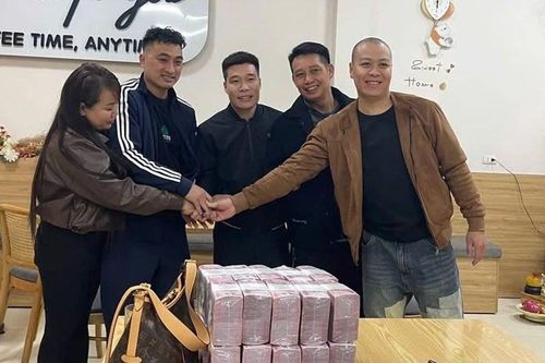 Ba người dân Bắc Ninh phát hiện bao tải chứa 1 tỷ trên đường