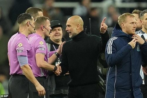 HLV Man City đưa Arsenal 'lên mây'