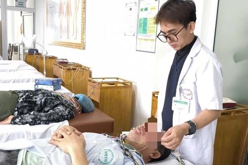 Miền Bắc rét đột ngột, gia tăng số người bị méo miệng