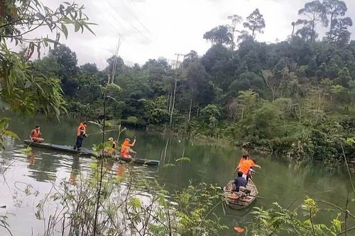Lật ghe khi đi đánh cá cùng bố, cháu bé tử vong