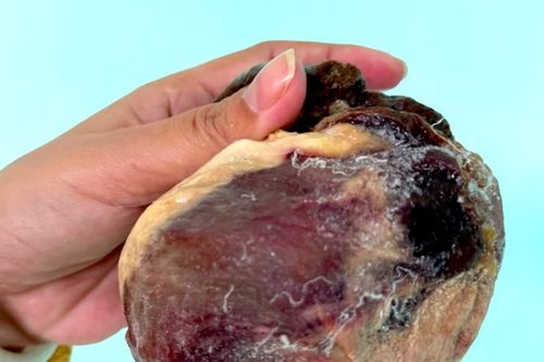 Mổ thịt con bò chỉ ngủ đứng, phát hiện vật thể nghi là ngưu hoàng quý hiếm