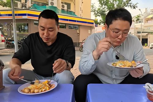 Khách Hàn thử món lạ miệng giá 30 nghìn ở vỉa hè TPHCM, hạnh phúc sau khi ăn