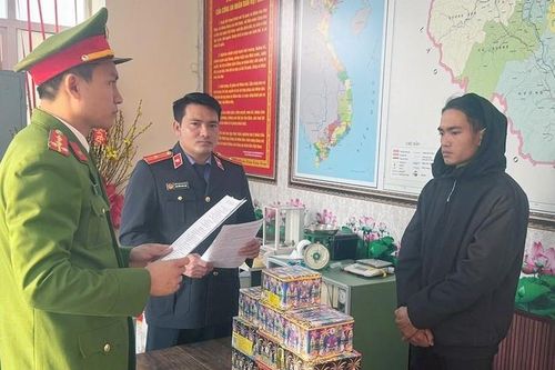 Phê chuẩn khởi tố đối tượng tàng trữ pháo, thu giữ súng nhựa và đạn