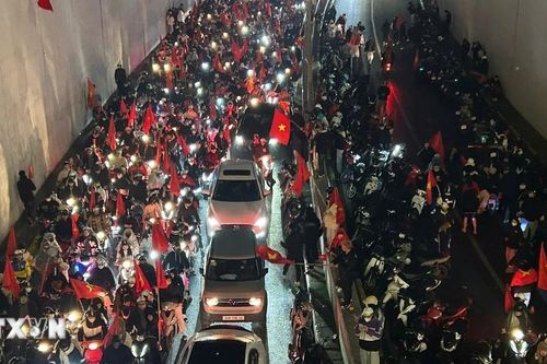 Người dân hân hoan ăn mừng U23 Việt Nam giành huy chương Đồng U23 châu Á