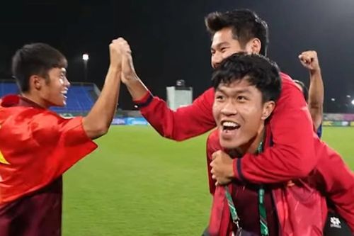Xúc động hình ảnh Lý Đức cõng Hiểu Minh ăn mừng Huy chương Đồng U23 châu Á