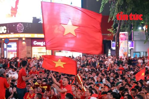Phố đi bộ Nguyễn Huệ ngập tràn cảm xúc với chiến thắng của U23 Việt Nam