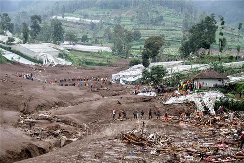 Indonesia: Lở đất, lũ quét khiến ít nhất 7 người thiệt mạng, hàng trăm người mất tích
