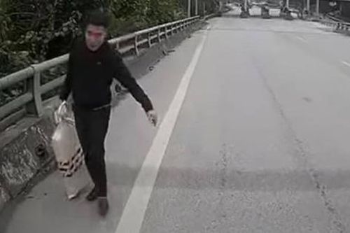 3 người đàn ông nhặt được bao tải chứa 1 tỷ đồng tiền mặt trên cao tốc