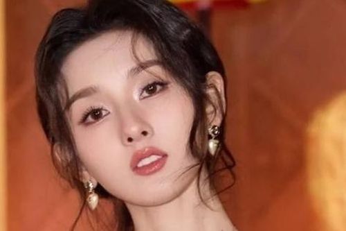 Ngoại hình gầy guộc bất thường của Tống Tổ Nhi khiến người hâm mộ lo lắng