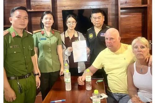 An Giang: Kịp thời hỗ trợ 2 du khách Anh nhận lại gần 300 triệu đồng do quẹt thẻ nhầm