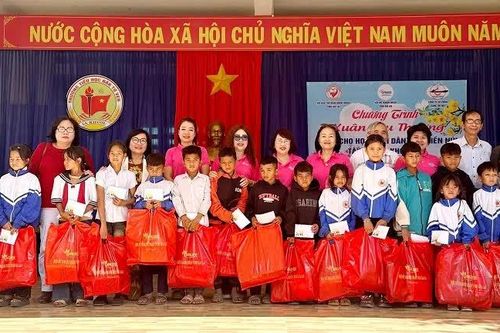 Xuân yêu thương lan tỏa đến học sinh vùng xa Gia Lai