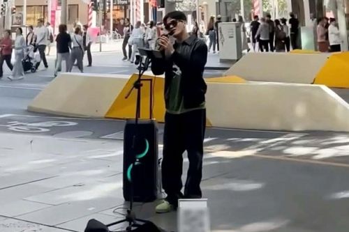 Nam ca sĩ nổi tiếng showbiz Việt hát rong trên phố, không ai quan tâm