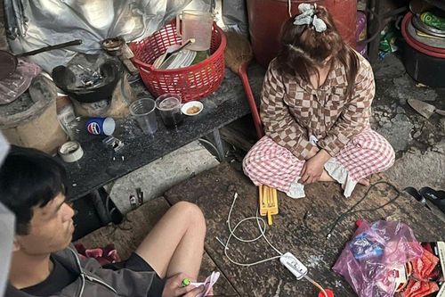 Trong căn nhà nhỏ, đôi nam nữ bị phát hiện đang có hành vi đáng xấu hổ
