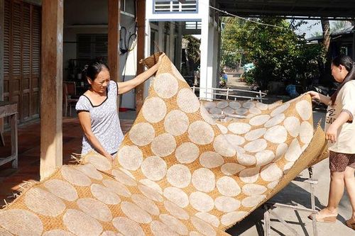 Nghề sản xuất bánh phồng mì Ba Chúc tất bật vụ Tết