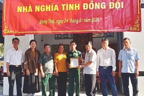 Bàn giao nhà nghĩa tình đồng đội tại xã Đông Thái
