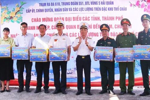Mang mùa xuân ra đảo xa