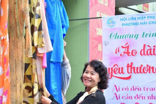 Sẻ chia 'Áo dài yêu thương' với phụ nữ khó khăn