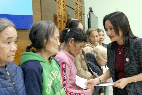 Xã Thăng Trường hỗ trợ 110 triệu đồng cho người dân xã Nam Trà My