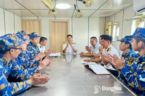 Đoàn công tác Vùng 2 Hải quân thăm, chúc Tết cán bộ, chiến sĩ Tàu 637