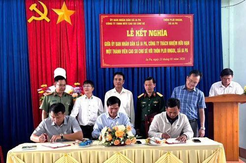 UBND xã Ia Pa và Công ty TNHH MTV Cao su Chư Sê kết nghĩa với thôn Plơi Rngôl