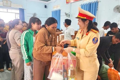 Cảnh sát giao thông Gia Lai lan tỏa 'Xuân ấm áp – Tết yêu thương'