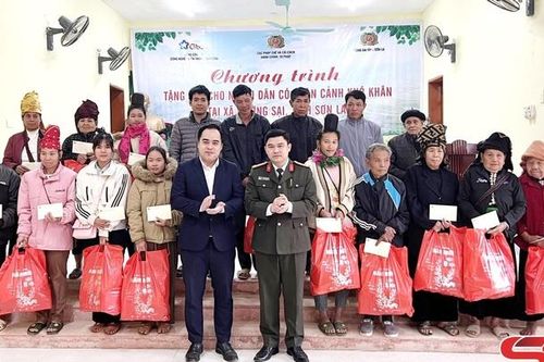 Trao quà Tết cho gia đình khó khăn xã Mường Sại