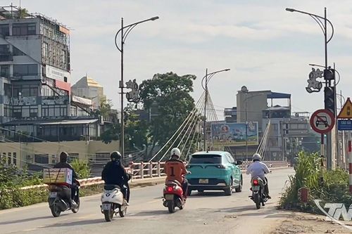 Phân luồng giao thông phục vụ thi công xây dựng mới cầu Gia Bẩy