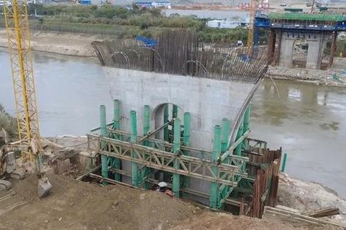 Lào Cai rét 4 độ C, hơn 100 công nhân vẫn bám công trường cầu biên giới Việt - Trung