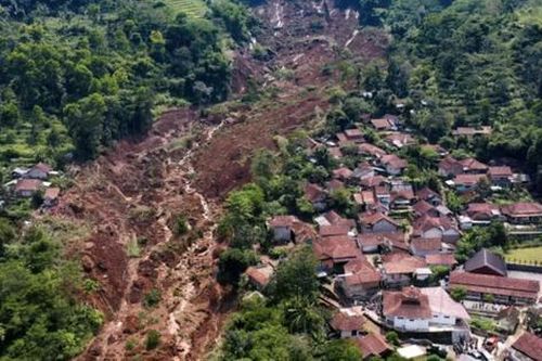 Sạt lở đất tại Indonesia: Số lượng người mất tích rất lớn, đội cứu hộ chạy đua tìm kiếm