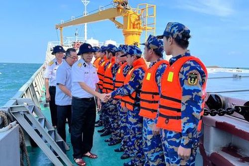 Mang mùa xuân từ đất liền ra nơi đầu sóng