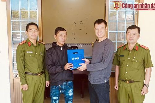 Công an xã ở Cần Thơ giúp 2 người dân nhận lại trên 5 tỷ đồng do chuyển nhầm