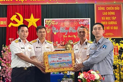 Thăm, chúc Tết cán bộ, chiến sĩ đang làm nhiệm vụ tại các Nhà giàn DK1