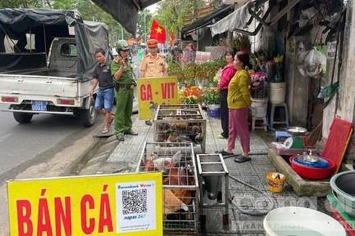 Công an phường Gò Vấp lập lại trật tự lòng lề đường, đảm bảo văn minh đô thị