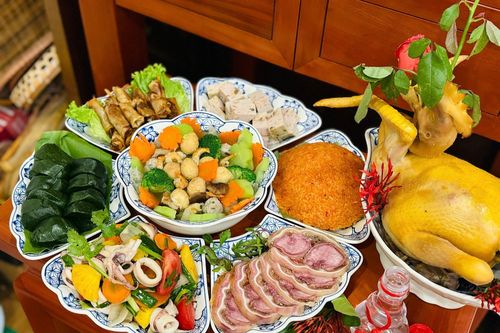 Vì sao mâm cỗ Tết không thể thiếu gà luộc nguyên con?