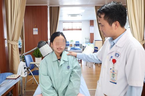 Đang khỏe mạnh bỗng méo miệng, lệch mặt khi ngủ dậy