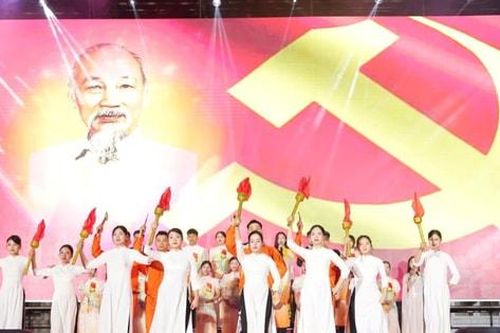 Bát Tràng tổ chức chương trình nghệ thuật 'Sáng mãi niềm tin theo Đảng'