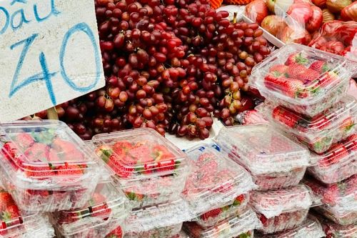 Tiểu thương lý giải nguyên nhân giá dâu tây rẻ bất ngờ, 'nhuộm đỏ' chợ Việt