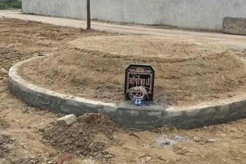 Đất có sổ đỏ nhưng bất ngờ phát hiện ngôi mộ, chủ nhà phải làm gì?
