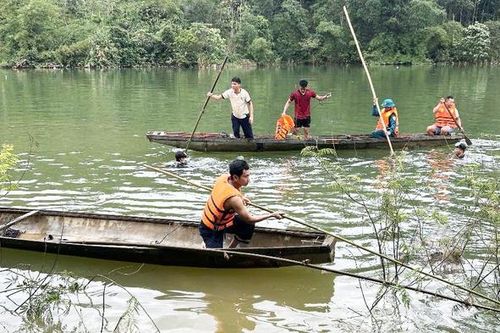 Lật ghe khi đi đánh cá cùng cha, cháu bé 13 tuổi tử vong