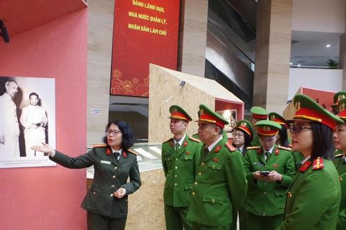 Gần 2.000 lượt khách tham quan triển lãm 'Đồng chí Trần Quốc Hoàn - Cuộc đời và sự nghiệp'