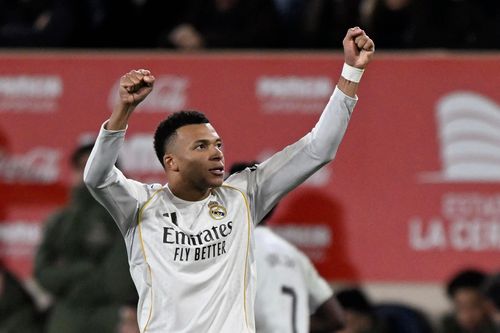 Real Madrid tạm chiếm ngôi đầu của Barcelona