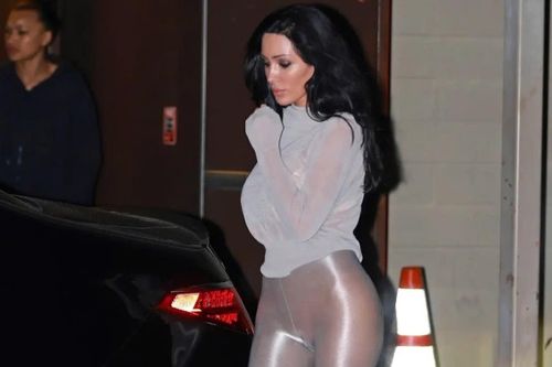 Vợ Kanye West mặc xuyên thấu xuống phố