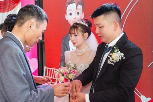 Con dâu tái hôn, bố mẹ chồng Nghệ An làm 50 mâm cỗ gả đi
