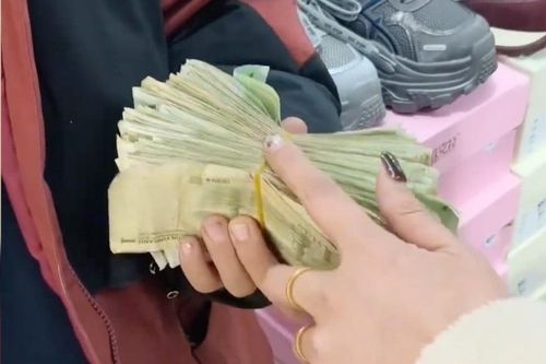 Cậu bé TQ mang cọc tiền lẻ đi mua giày tặng mẹ gây xúc động