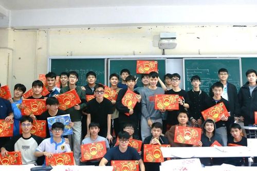 Nhiều trường đại học lì xì, hỗ trợ vé xe Tết cho sinh viên