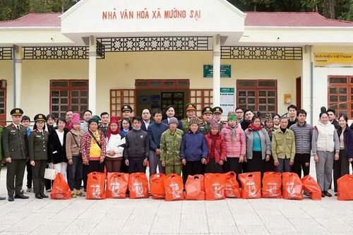 Sơn La: Trao 200 phần quà Tết cho người dân có hoàn cảnh khó khăn