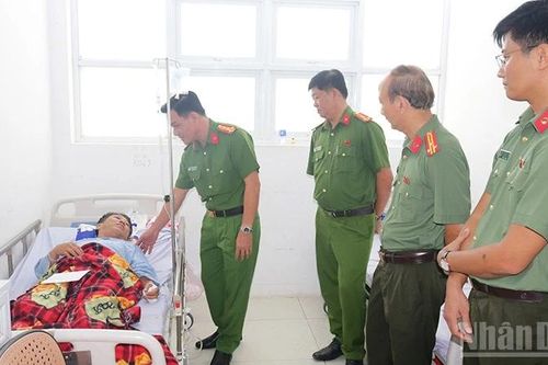 Đồng Tháp: Thăm hỏi 2 cán bộ, chiến sĩ Công an bị thương khi làm nhiệm vụ