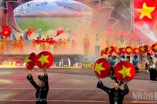 Lào Cai tự hào tiến bước dưới cờ Đảng quang vinh
