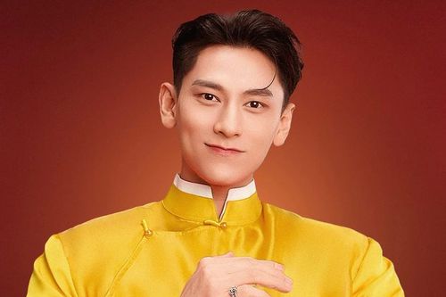 Lần đầu tiên trong sự nghiệp hát nhạc Tết, Isaac chia sẻ: 'Có ba có mẹ là hơn ngàn mùa Xuân'
